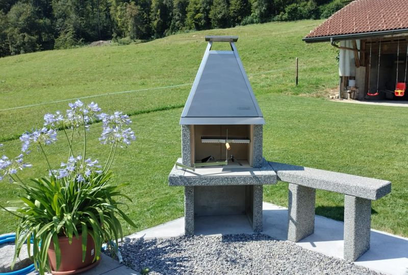 Gartencheminee mit Sitzbank Chemineebank